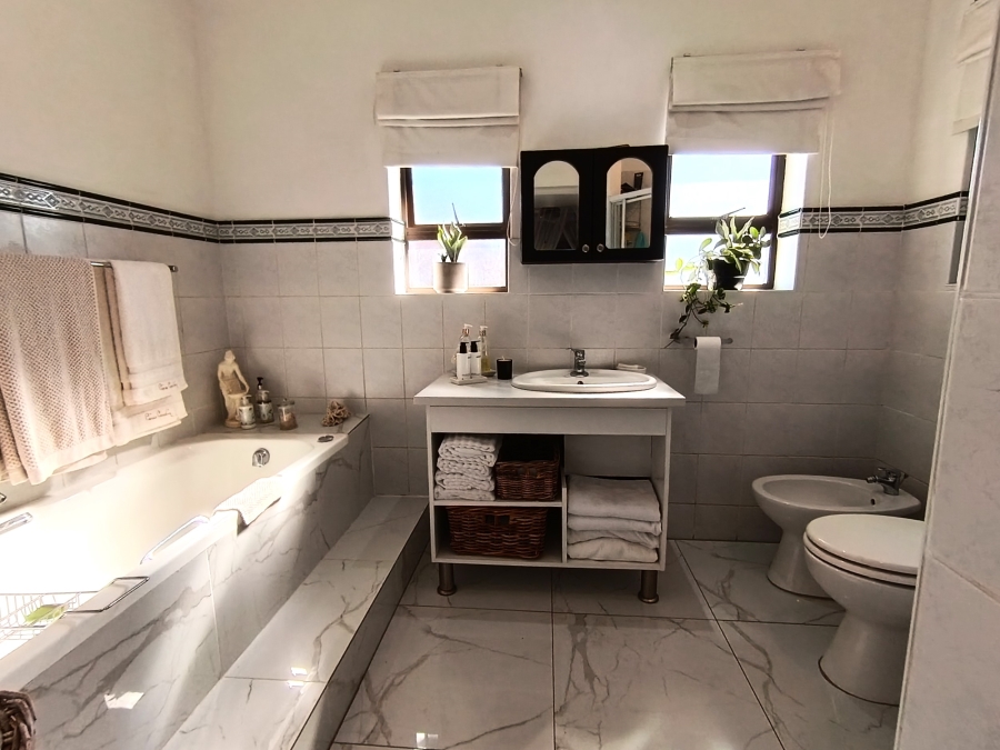 3 Bedroom Property for Sale in Wavecrest Eastern Cape